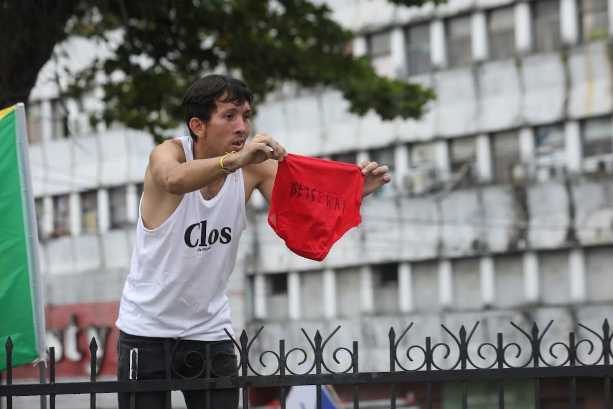 Le sacaron el paracaídas rojo en honor a Betserai Richards. Diputado responde