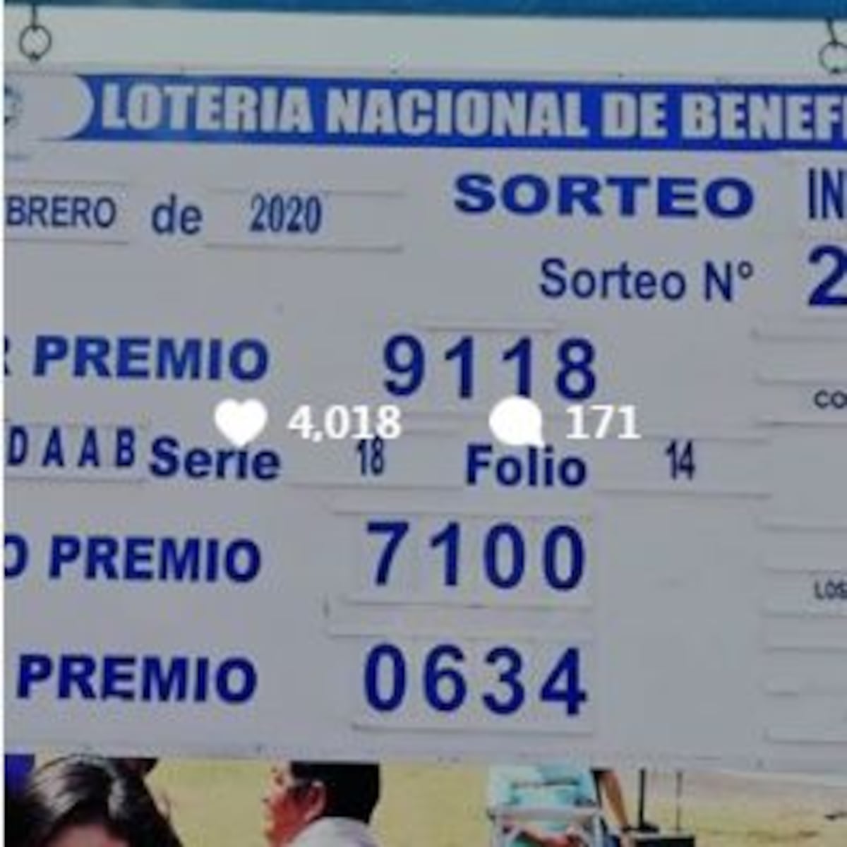 Unos ríen y otros lloran. Están jugando puros números repetidos en la Lotería