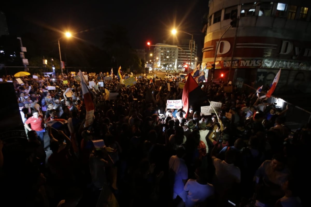 Entre abucheos, delegación de diputados le hacen propuesta a manifestantes. Esta fue la reacción