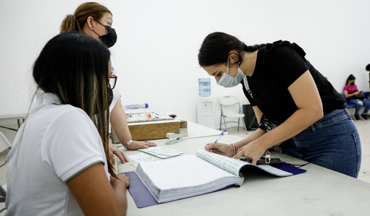 Universitarios reciben segundo pago de becas