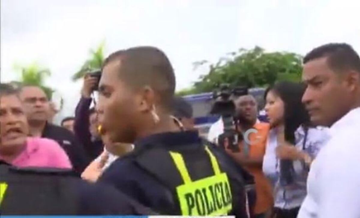 ¡SE DESCONTROLÓ! Empujones, patadas y retiro de placas a varios transportistas 