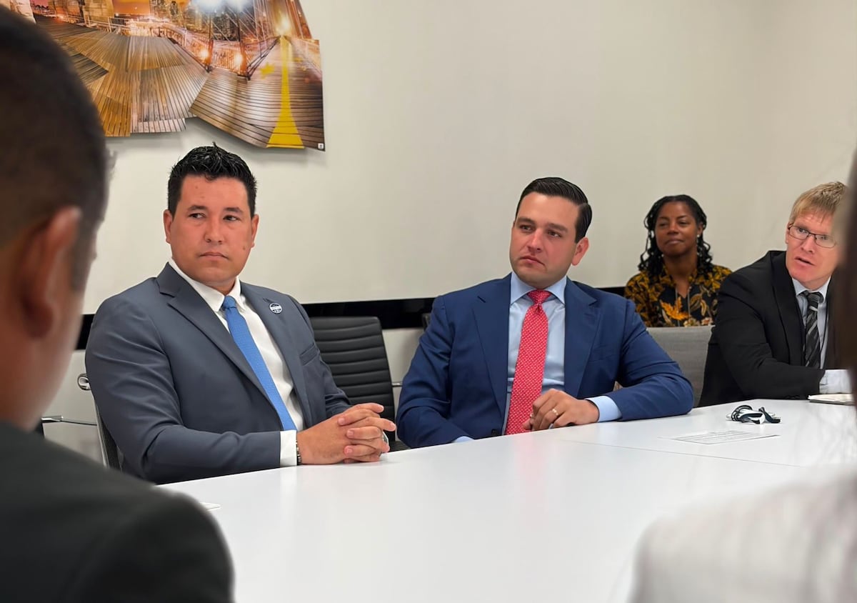 Embajador de EE.UU. escucha a alcaldes sobre obras sociales para los distritos