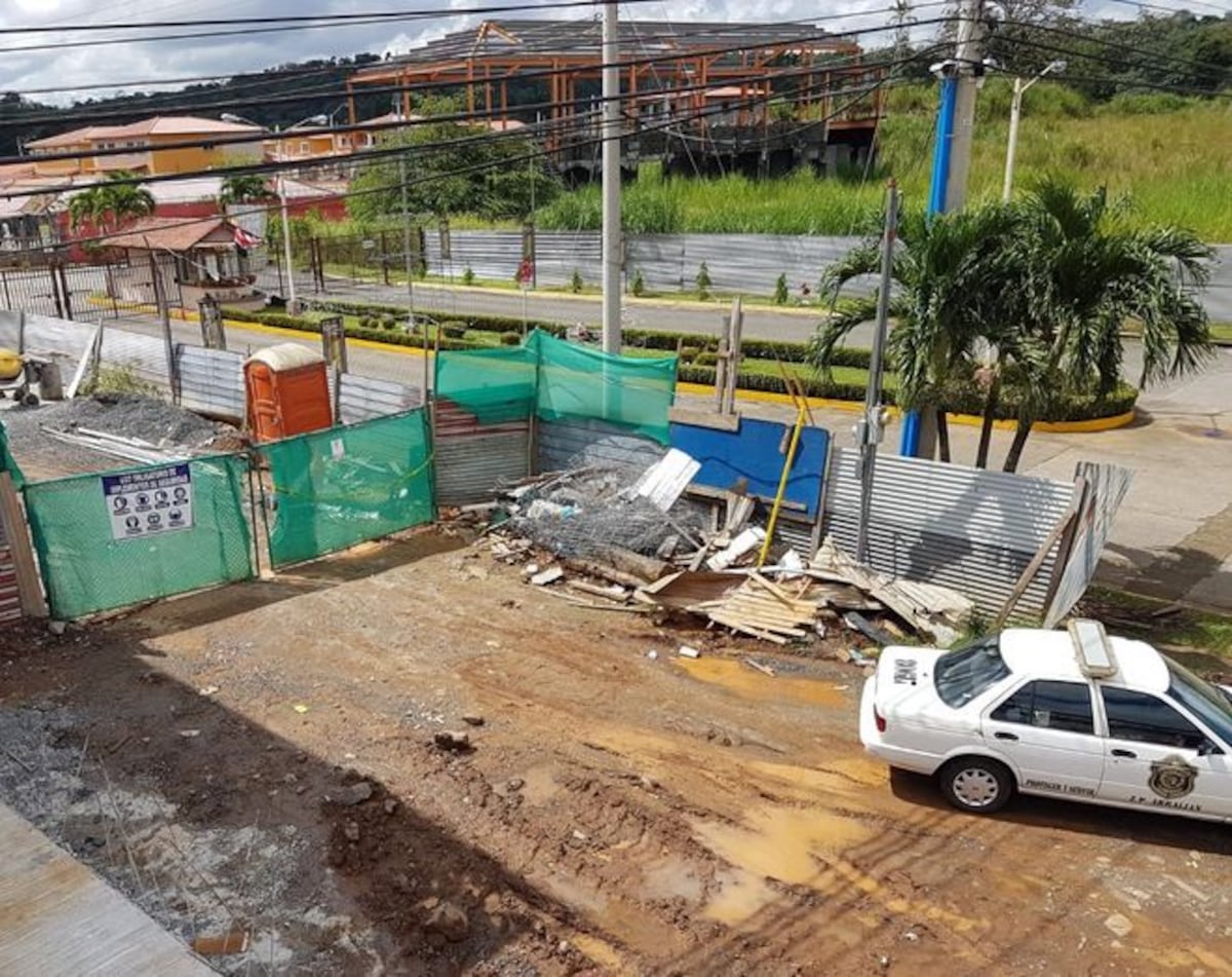 LO TIRAN DE PRIMER PISO. Amordazan a seguridad  de edificio en construcción