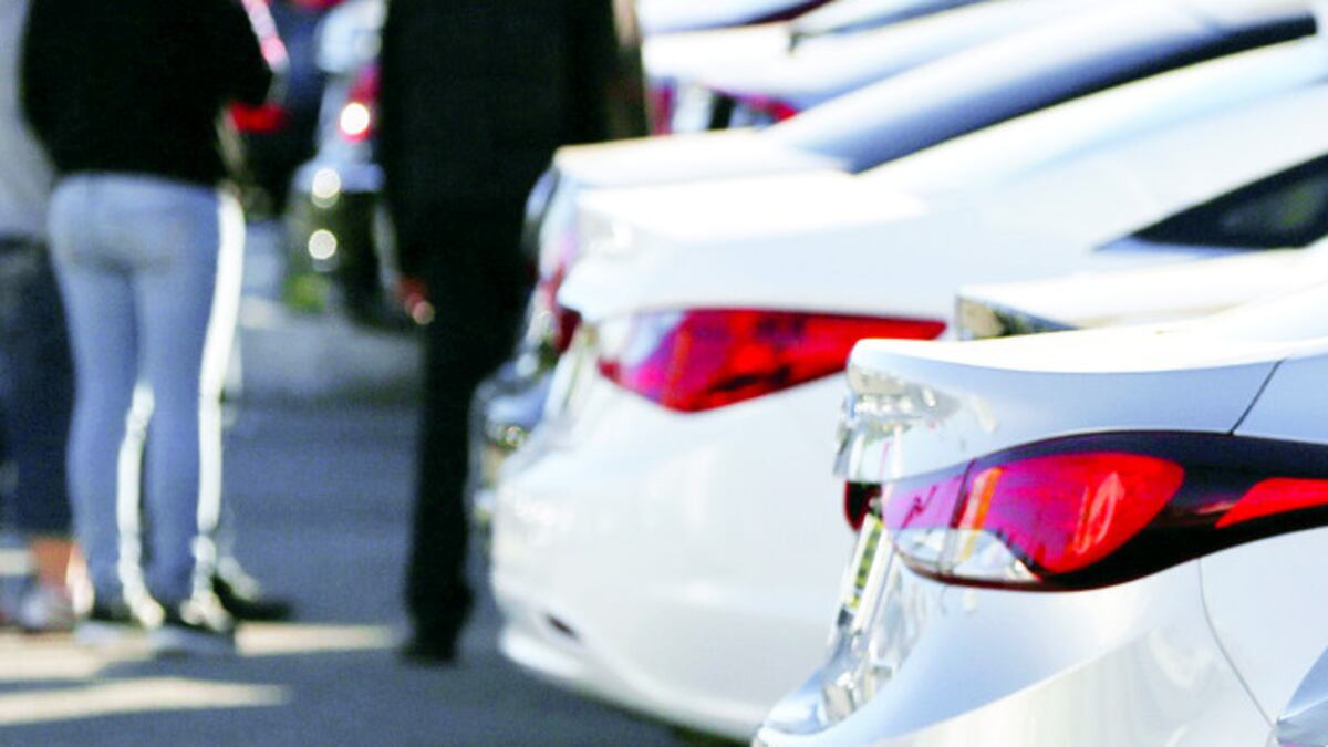 Hombres que supuestamente se robaron el vehículo de una dama estaban armados.  Video