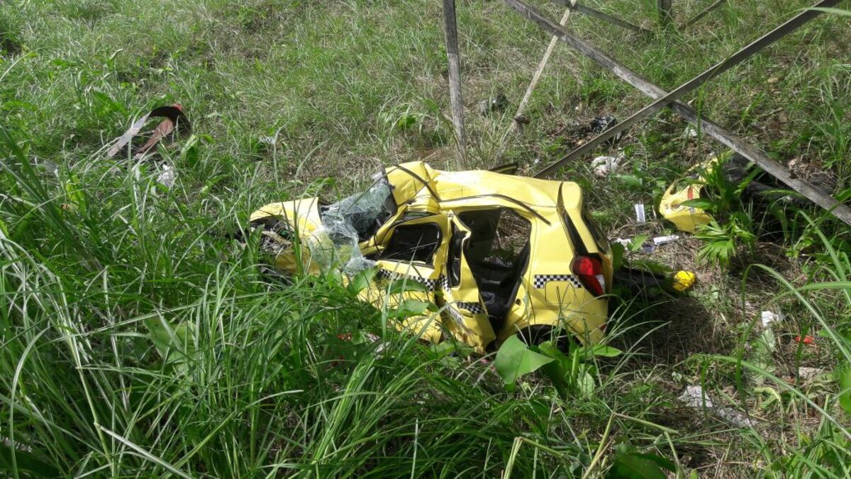 FALLECE MENOR DE 15 AÑOS. Auto en el que viajaban se fue al barranco| FOTOS