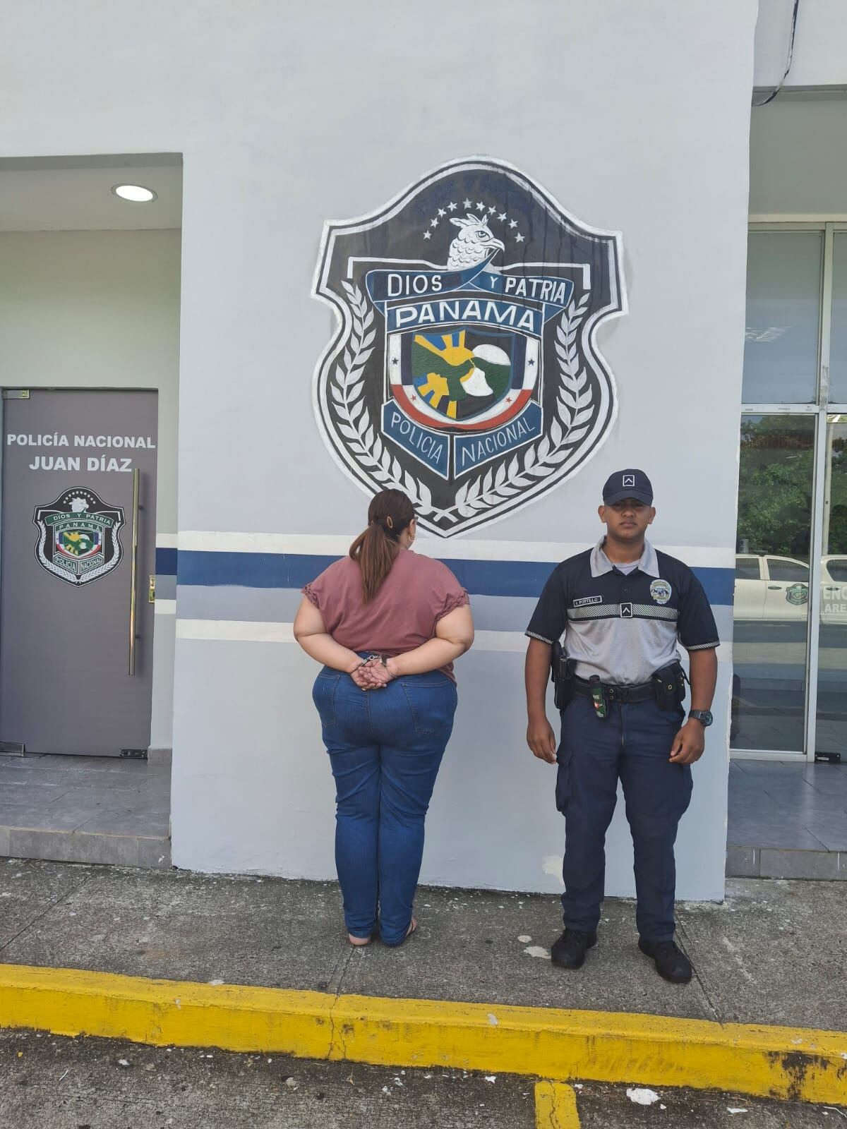 La cazaron en Juan Díaz: estafadora con oficio de captura terminó esposada