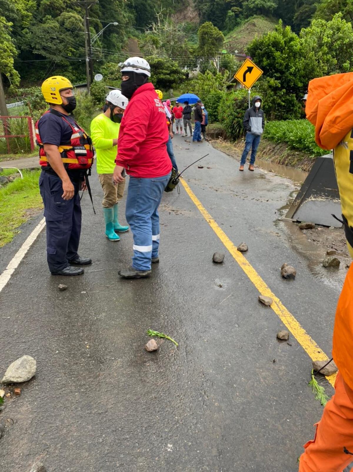 Temen que ocurra otra tragedia. Evacuan a familias en Tierras Altas por fuertes lluvias