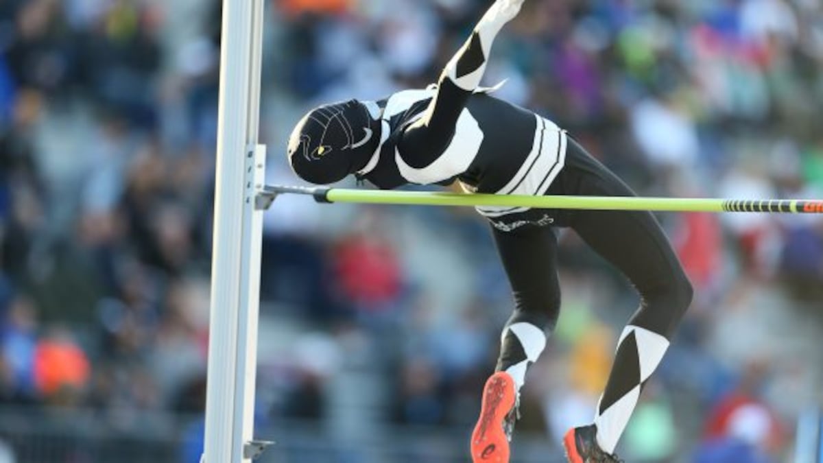 Saltadora olímpica se viste de Power Ranger, compite y queda de segundo lugar