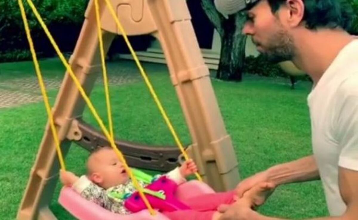 Enrique Iglesias disfuta al máximo su faceta de papá| VIDEO