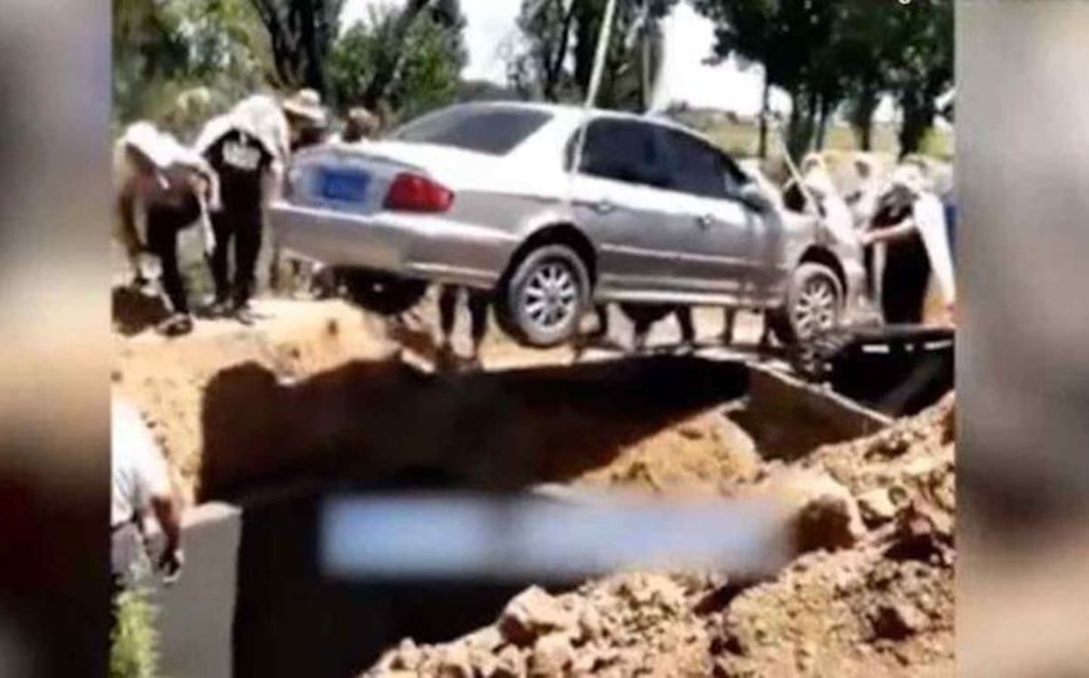 VIDEO | Le cumplen su última voluntad y lo entierran dentro de un automóvil