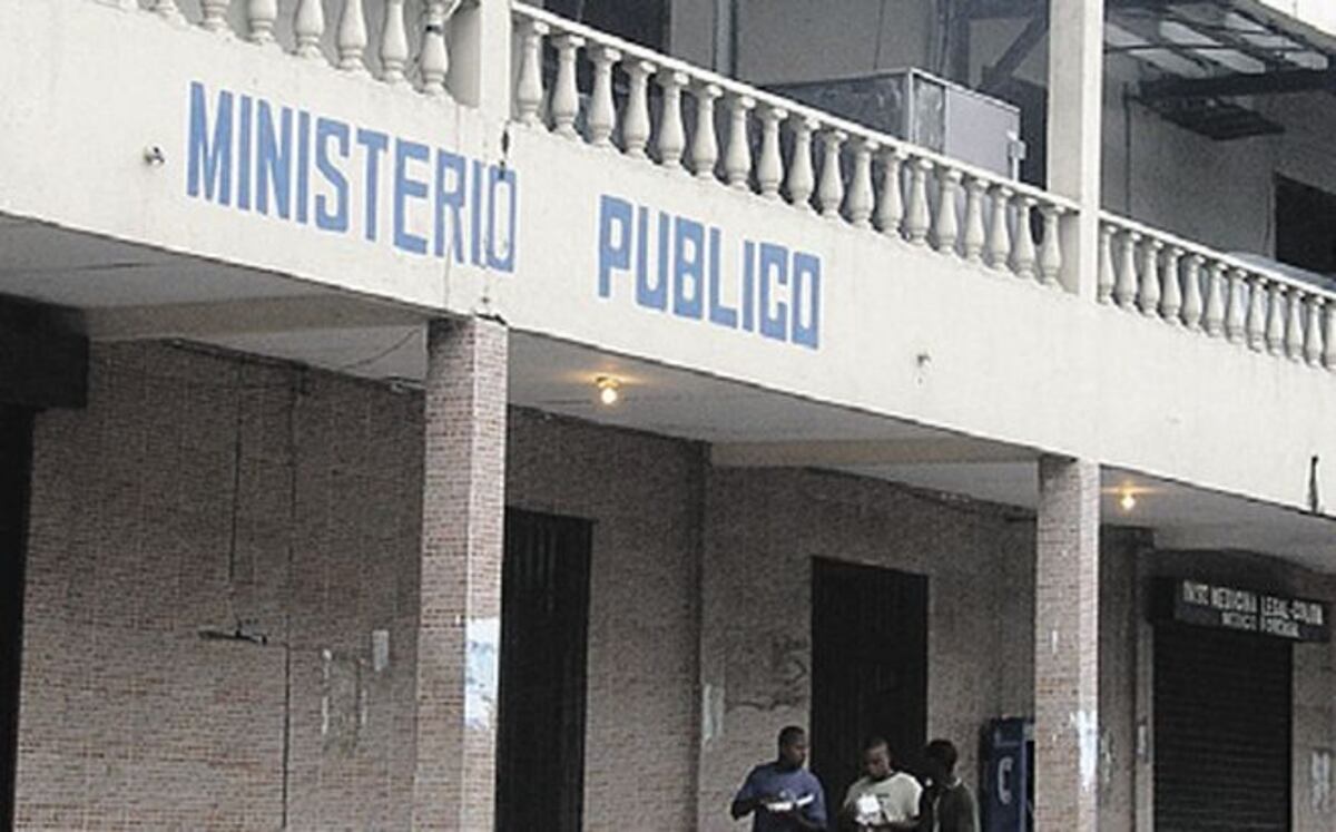 DESALMADA.Mujer lanza al mar a su bebé dentro de una maleta.Ordenan su detención