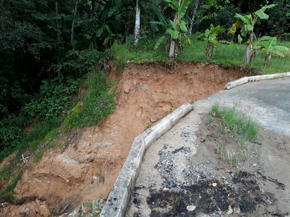 SE LOS ESTÁ TRAGANDO LA TIERRA. Sus casas están quedando en el aire 
