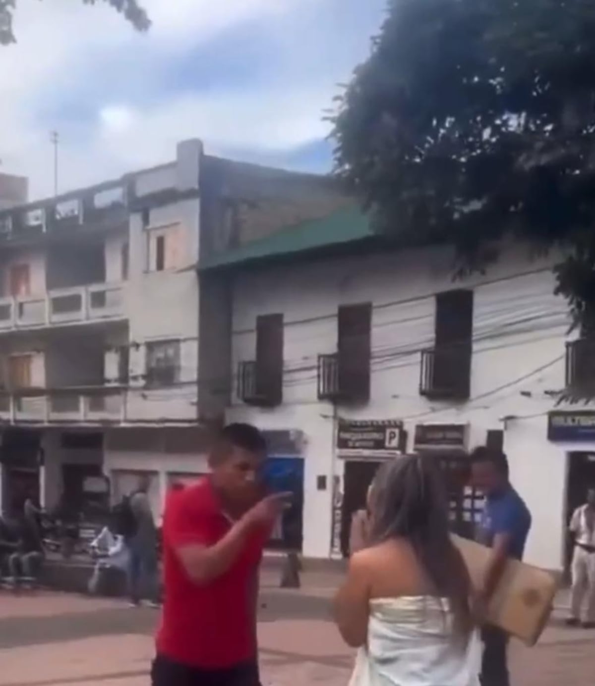 ‘¡Te amo, perdóname!’  pillada en el motel le ruega al marido en plena calle