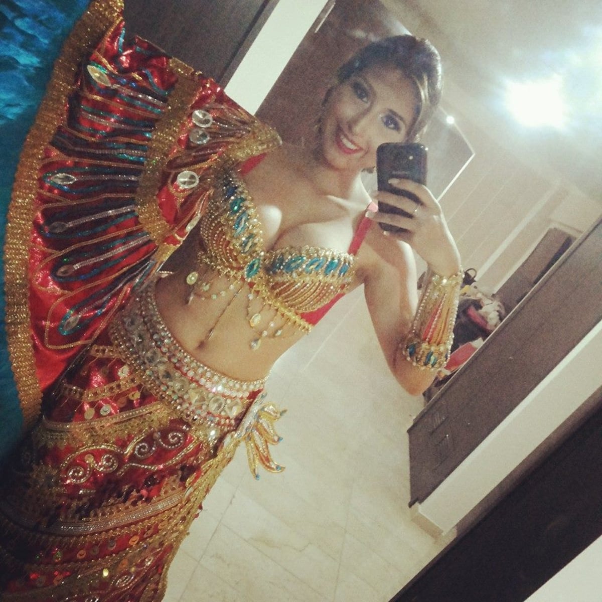 Revuelo.Ordenan retirar licencia con sueldo a una Miss,funcionaria de la Policía