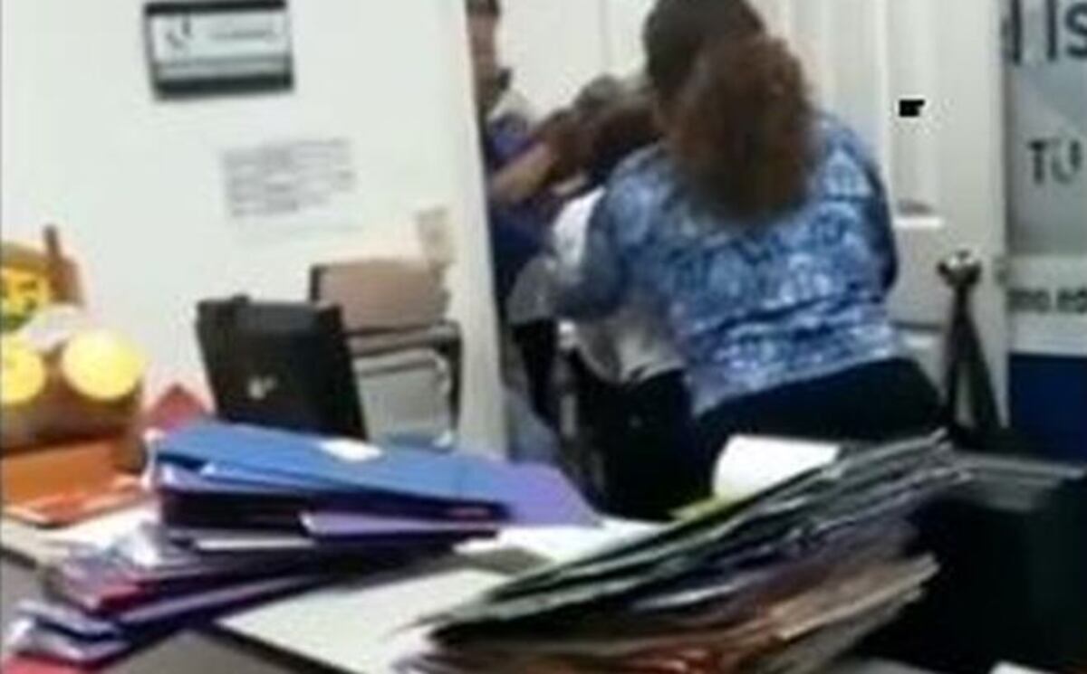 Filtran video de mujeres que se entran a golpes en oficina de universidad local