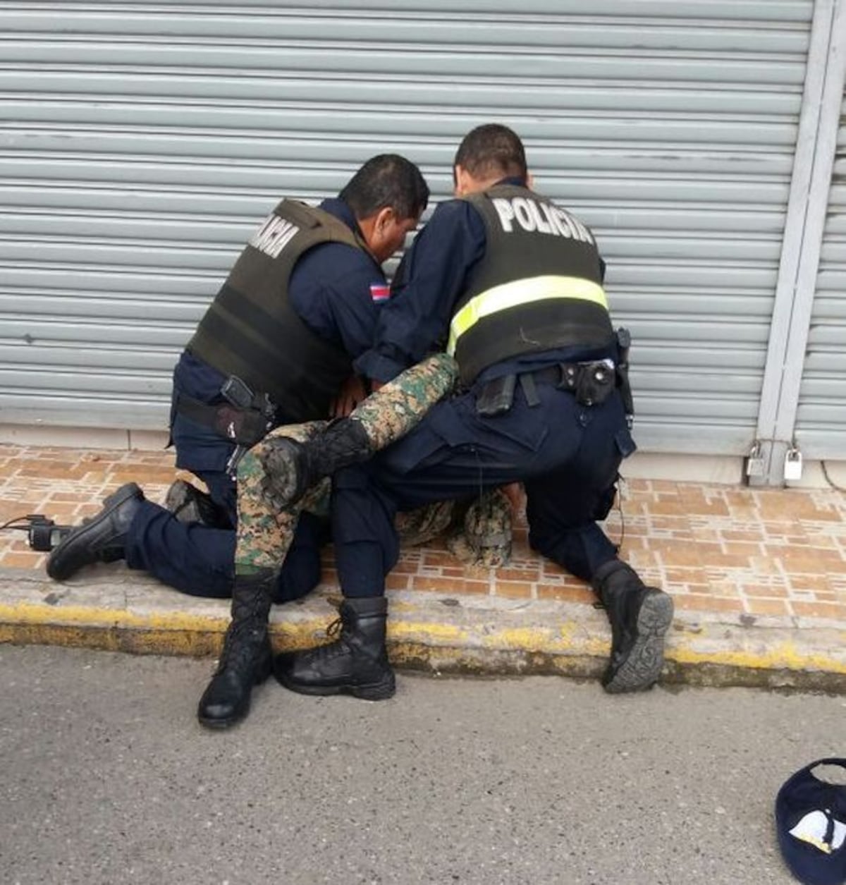 ZAFARRANCHO.Policía tica arresta a unidad de Senafront por pasar frontera armado