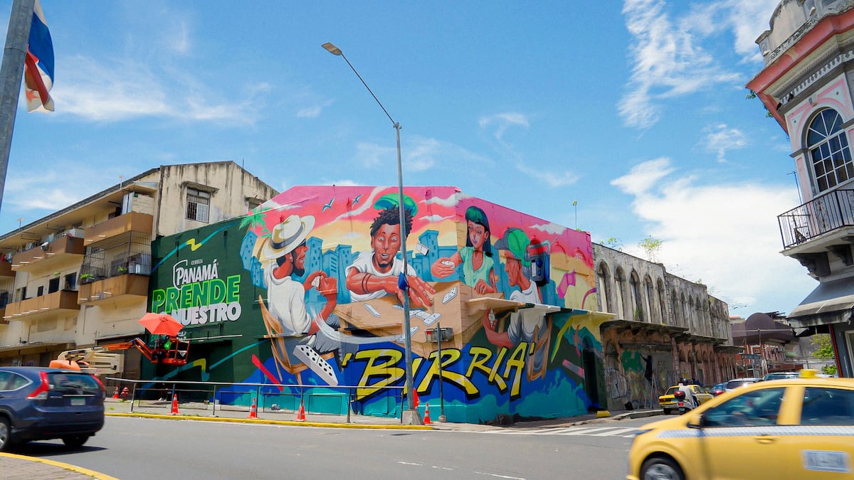¡La birria se pinta en las paredes! Cerveza Panamá le mete chispa a la av. de los Mártires con un mural bien encendido