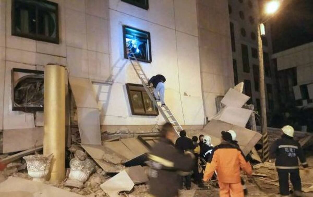 Un hotel se derrumba en Taiwán luego de un sismo de magnitud 6,4| VIDEO