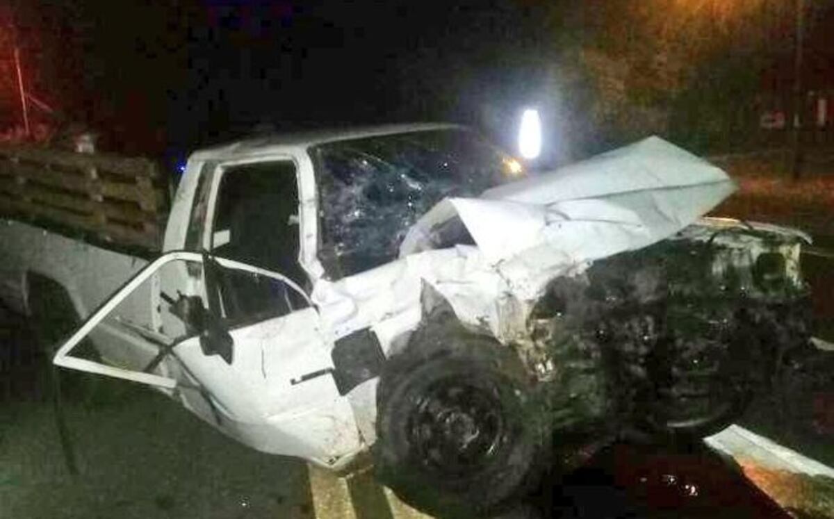 Un padre y su hija de 3 añitos mueren al chocar bus de ruta contra pickup| Video