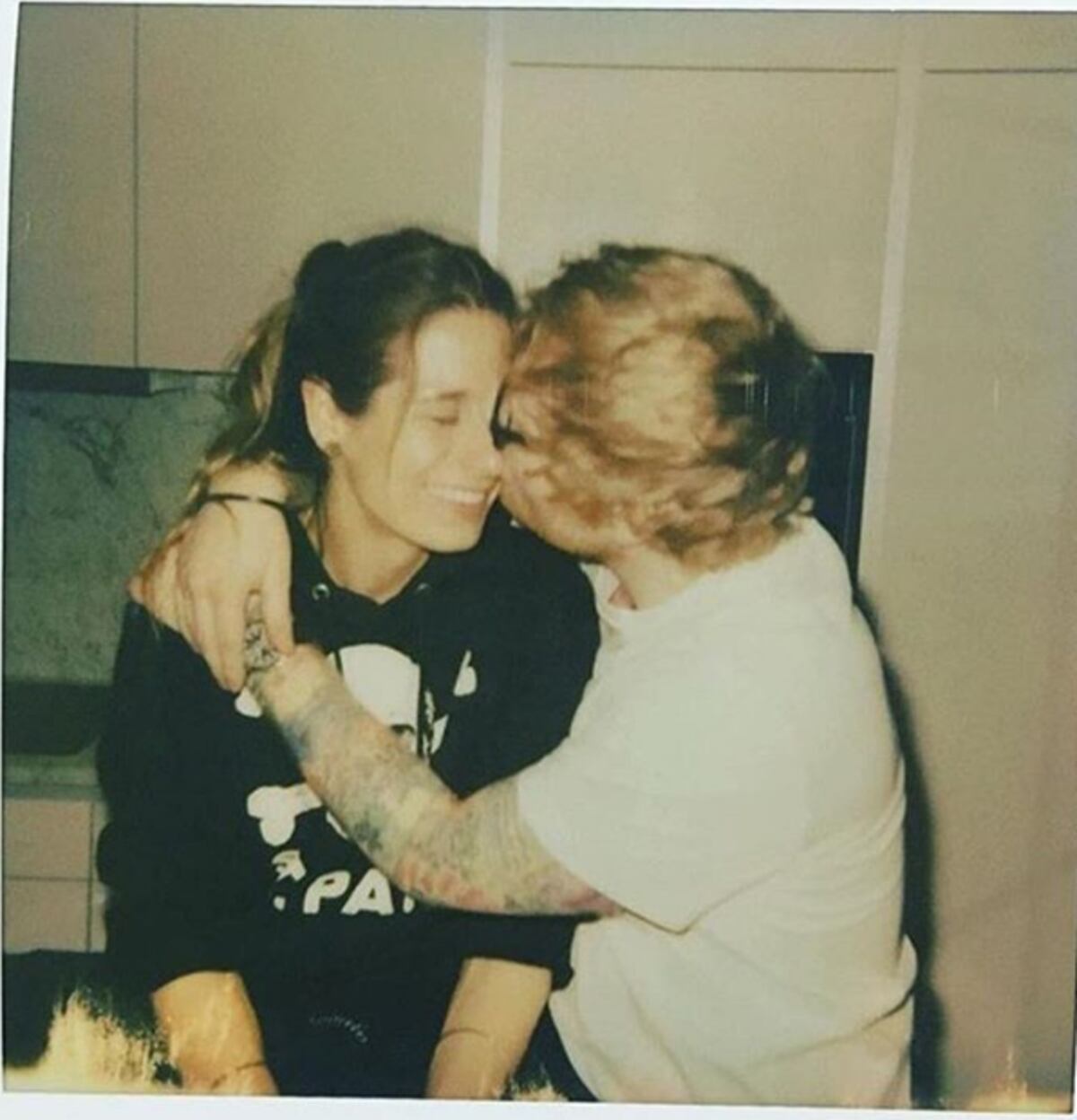 ¡Wopa! El afamado cantautor Ed Sheeran le pide matrimonio a su novia de infancia