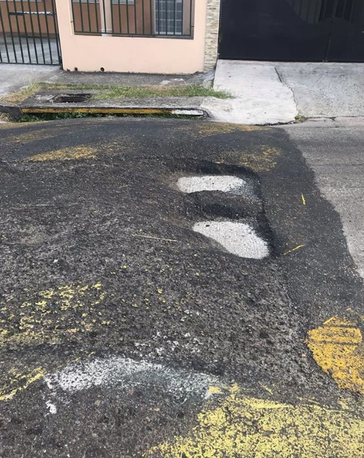 ¡Con hueco y todo! ATTT pinta resaltos en Brisas del Golf