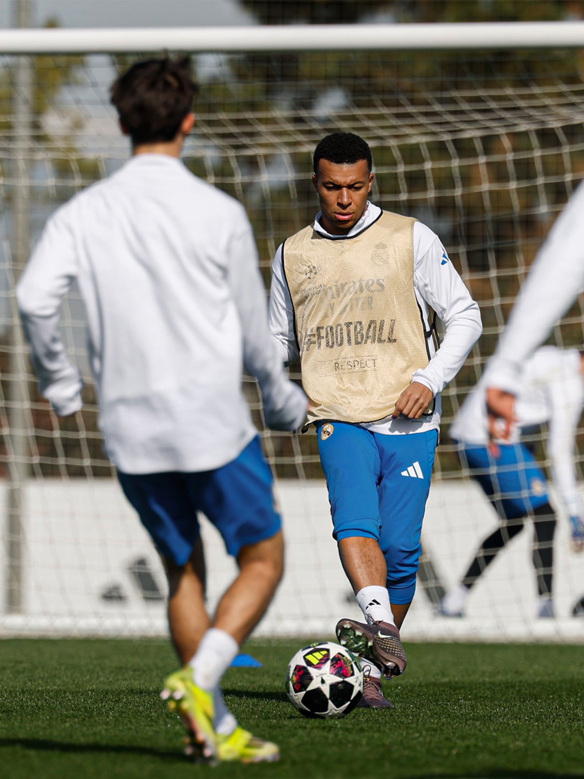 Lesión en la rodilla: Kylian Mbappé en duda para el duelo contra el Benfica