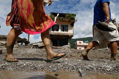 Nepal y China retoman el rescate tras desbordarse un lago formado por la riada que deja cientos de muertos