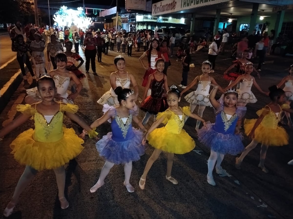 ¡Desfile navideño Santiago Veraguas! Niños gozan con Sirenita y Santa Claus