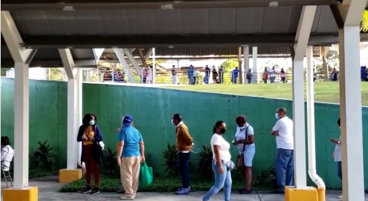 Alerta. Personas llegan con graves síntomas de covid-19 a centros de hisopados. Largas filas. Video