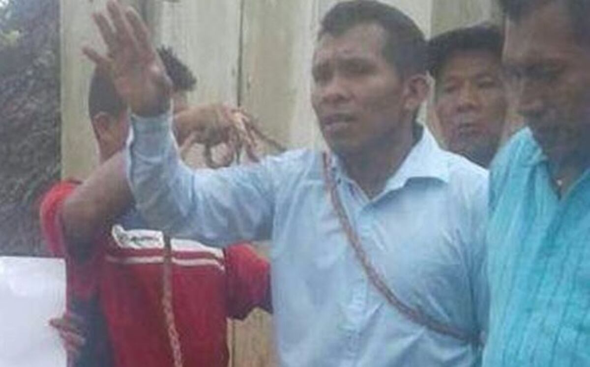 ¡MADRE SANTA! Docentes fueron amarrados por padres de familia en la Comarca