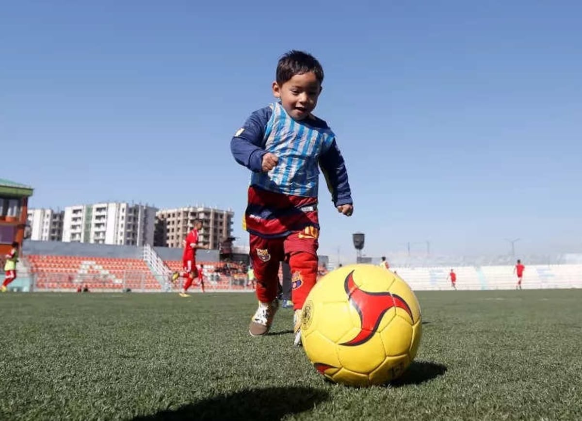 El niño afgano de la camiseta de plástico de Leo Messi teme a los talibanes
