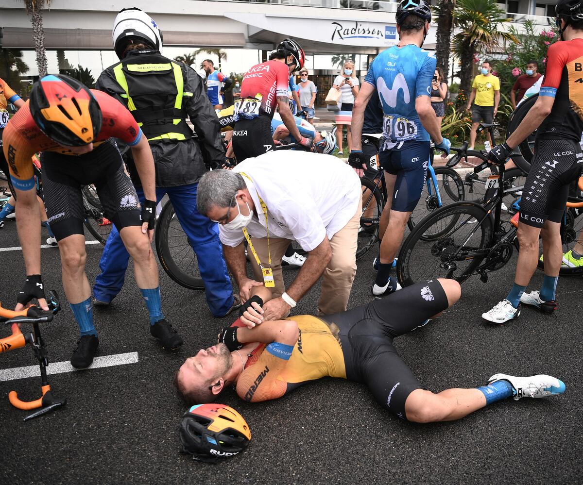 Tour de Francia deja a su primer ciclista hospitalizado tras fuerte caída 