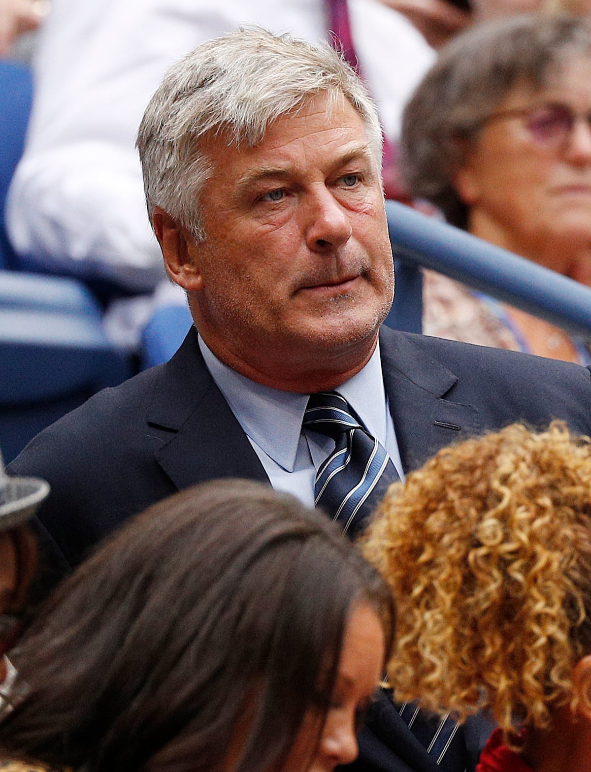 Actor Alec Baldwin mata accidentalmente a una mujer durante un rodaje