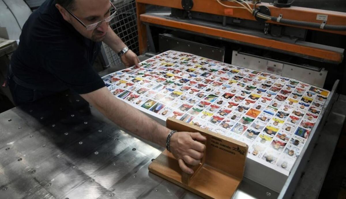 Así se hacen las figuritas del clásico álbum Panini | FOTOS