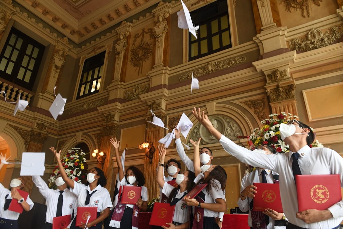 Éxito por su nuevo logro. Estudiantes del Instituto Nacional festejan su graduación
