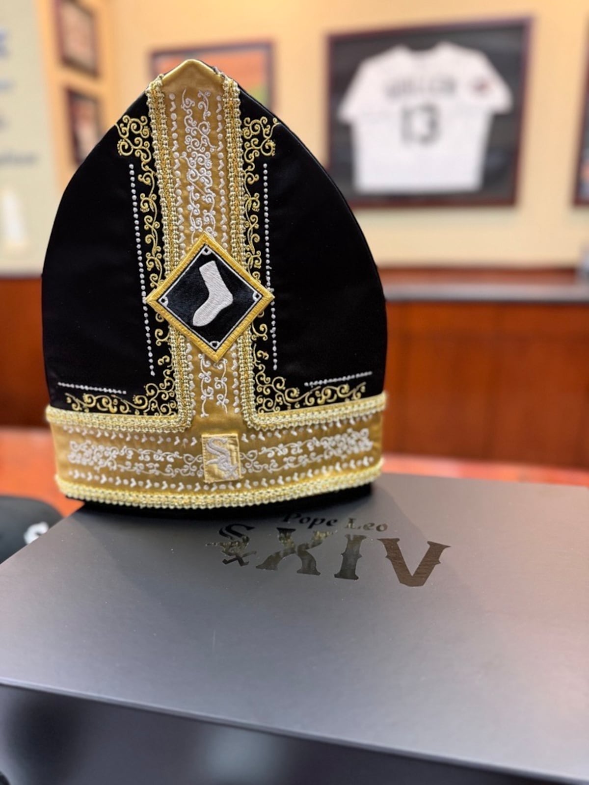 La curiosa conexión entre el Papa León XIV y los White Sox: llega su mítico ‘Pope Hat’ al Vaticano