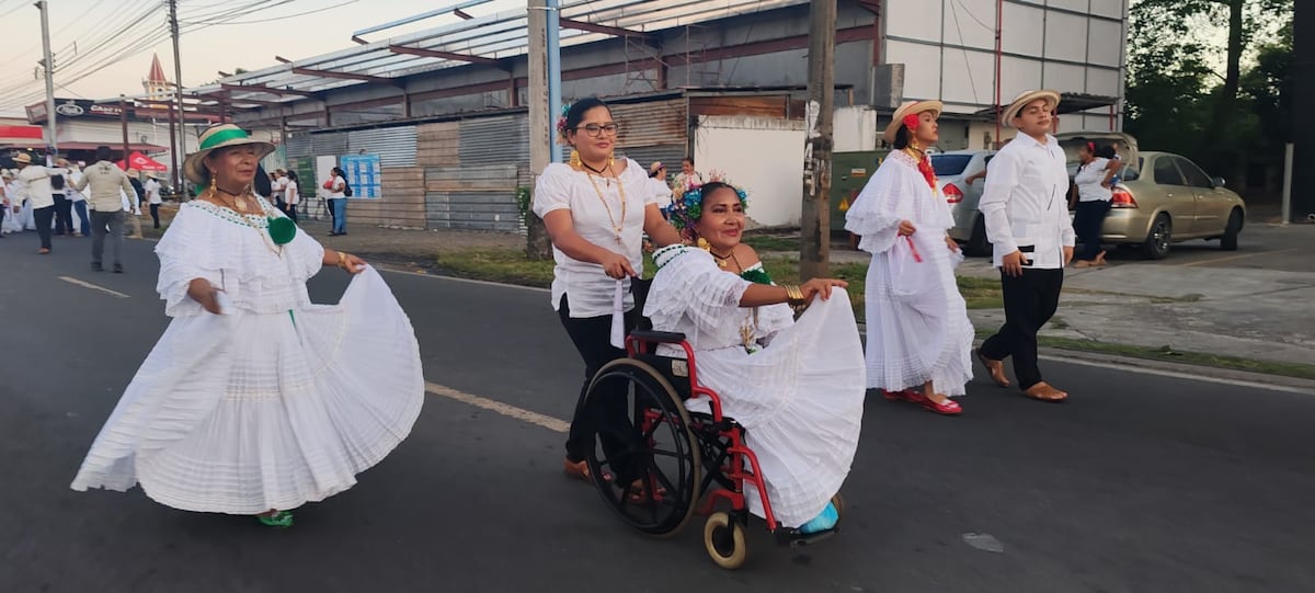 David se viste de tradición en el VI Desfile de la Pollera Blanca