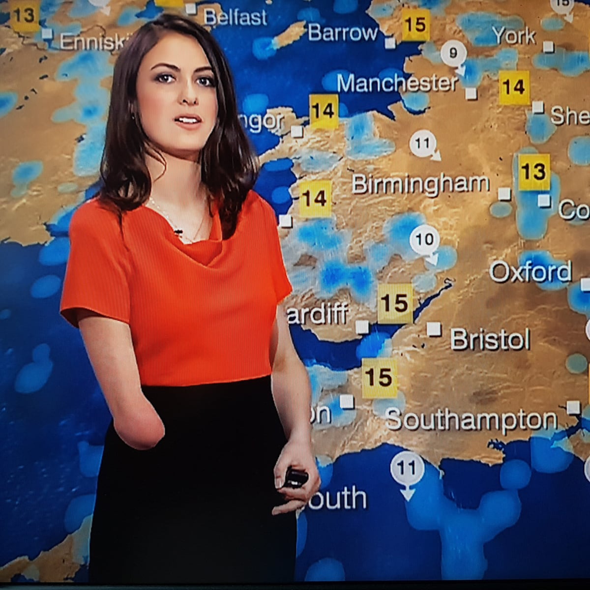 Lucy Martin es una presentadora discapacitada que da el clima y cautiva