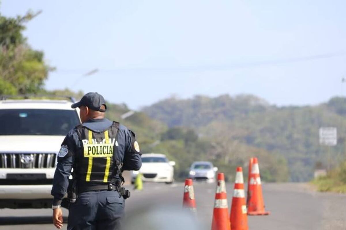 Miles se dirigen al interior. Se mantiene inversión de vías.Mula se vuelca