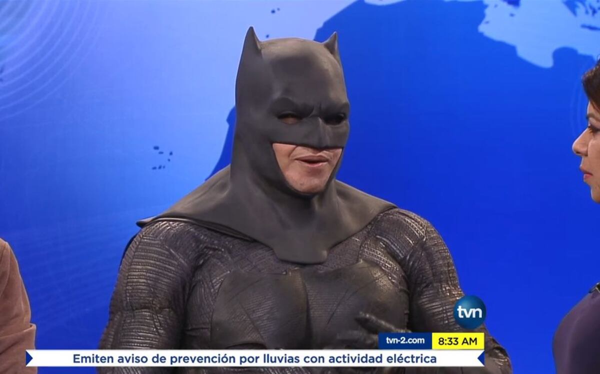 Batman le trae el batimóvil a Castalia