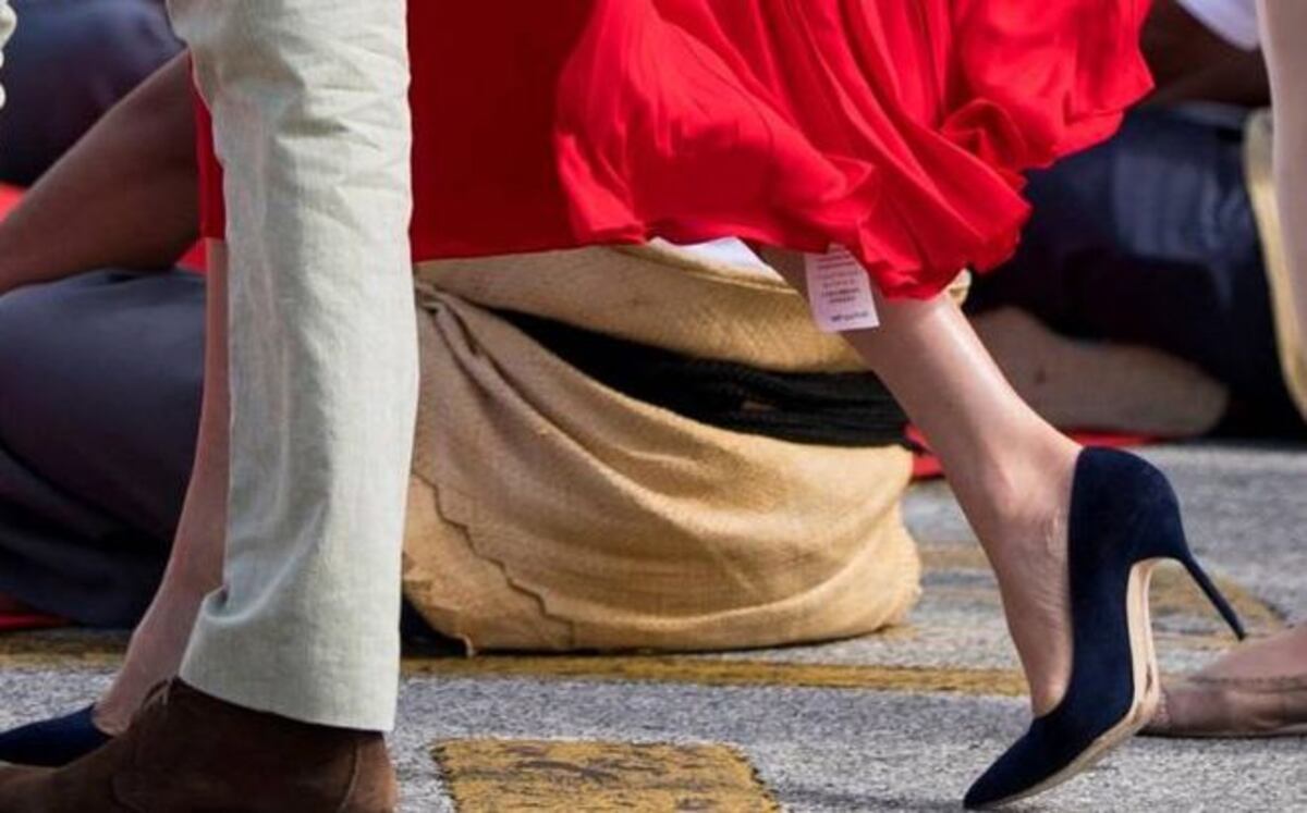 ¡Ups! Duquesa de Sussex, Meghan Markle, olvida quitar la etiqueta a su vestido 