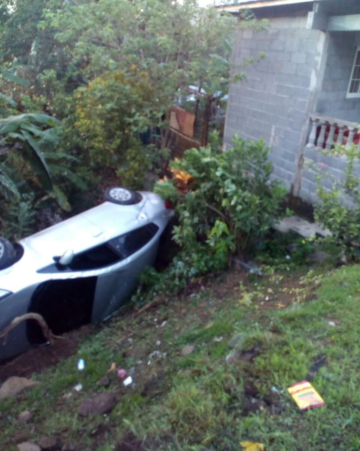 ¡ALLÁ VA ESO! Conductor se quedó dormido y su carro se fue barranco abajo