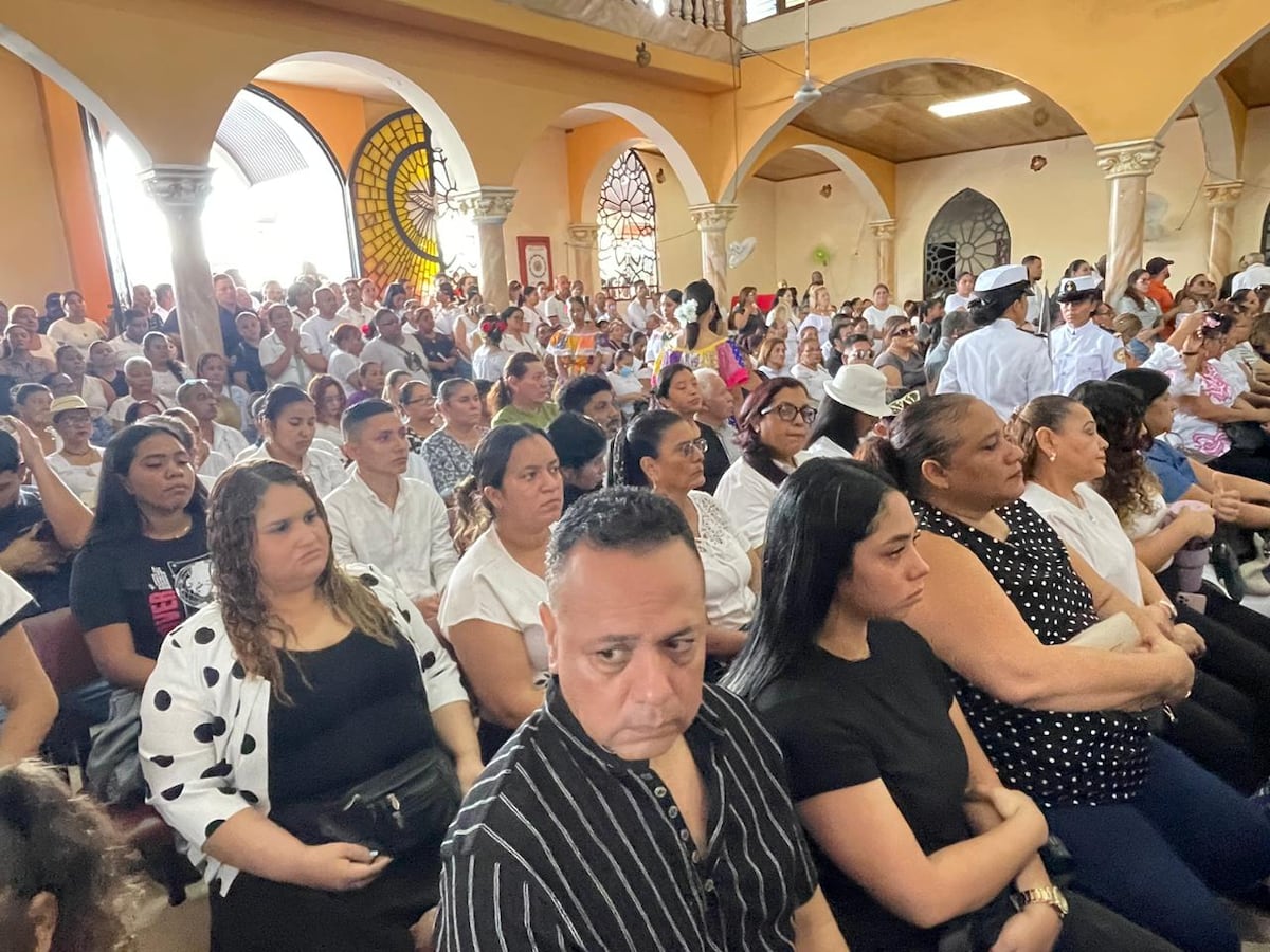 ‘Aquí está mi hijo, se los presento’: El desgarrador adiós de la madre de Esteban de León