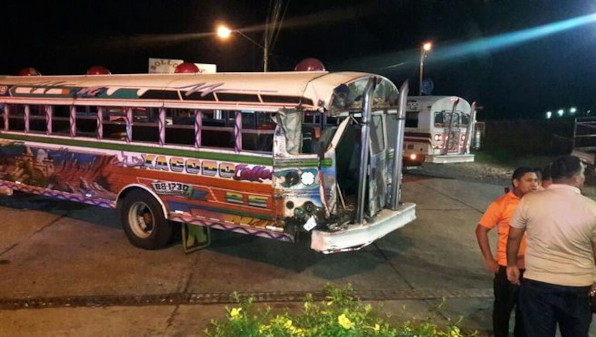 Buses chocan en La Chorrera con un sedán. Triple colisión