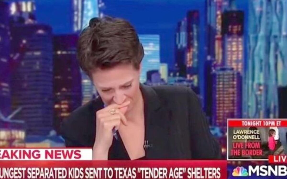 Periodista llora al leer noticia sobre niños migrantes separados de sus familias