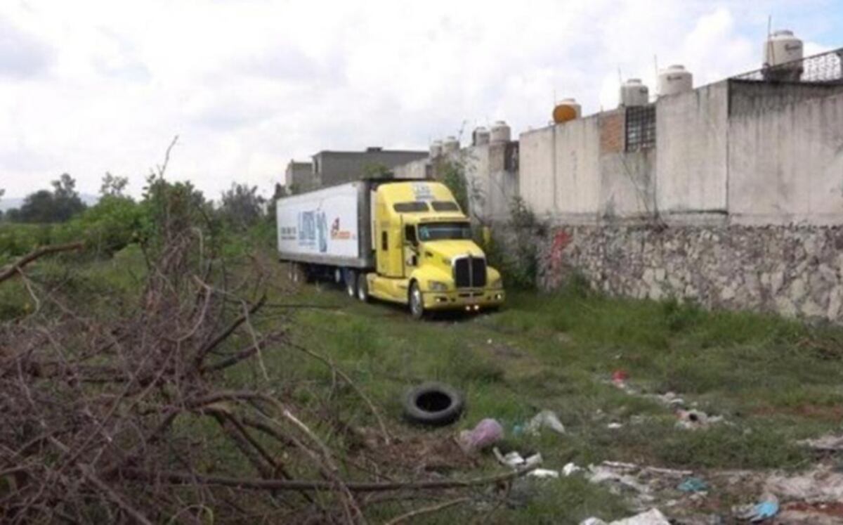 Hallan camión abandonado con 100 cadáveres porque 'no cabían en la morgue'