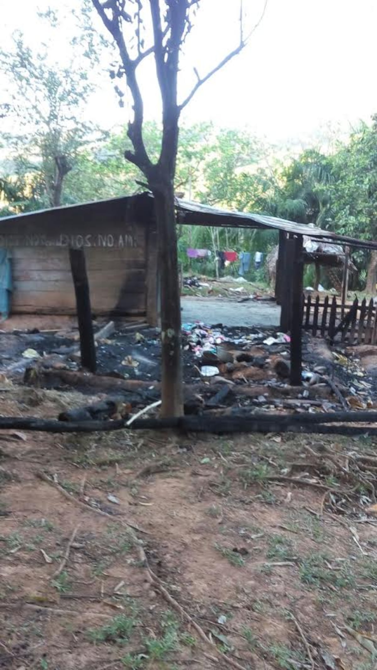 Humilde familia lo pierde todo al quemarse su casa de penca y madera 