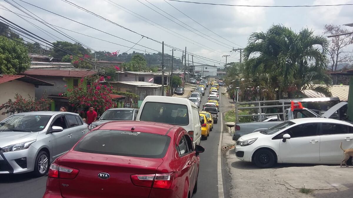 Tranque cerca de los centros de votación. Panameños caminan para llegar a tiempo a ejercer su derecho