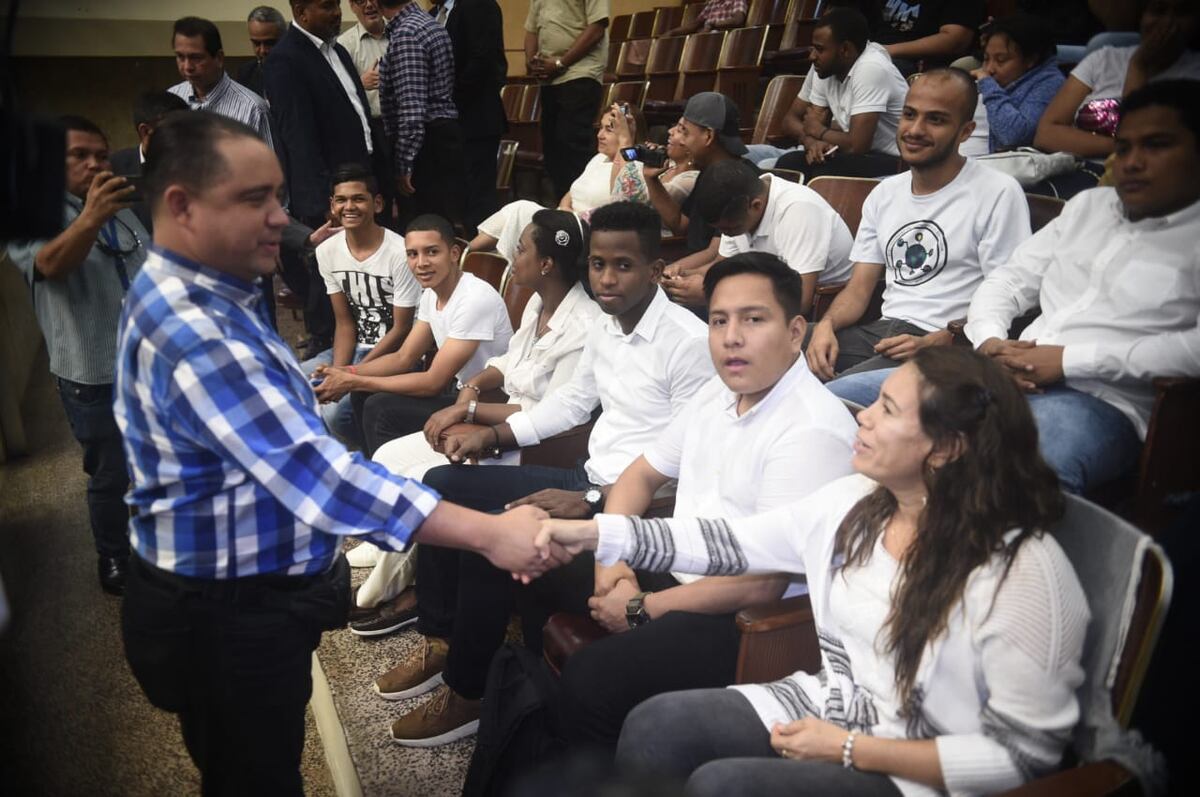 Jóvenes asisten a la tercera jornada del diálogo en la Asamblea contra las reformas constitucionales