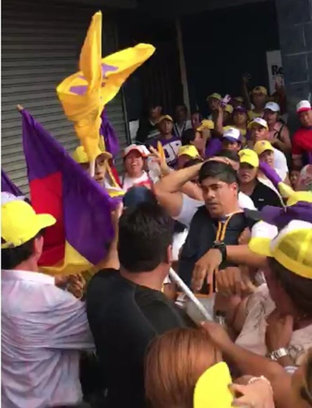 Trifulca. Le pegan a funcionario en protesta del diputado Santana. Circula video